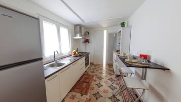 Réfrigérateur, four, cafetiÚre/bouilloire, bouilloire électrique