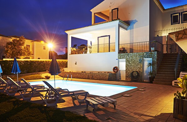Outdoor pool, a heated pool - Villa Solarium Swimming Pool (Optional heating) (Carvoeiro)