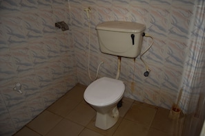 Habitación doble económica | Baño | Regadera y toallas