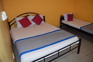 Habitación triple económica, varias camas | Wifi gratis y ropa de cama