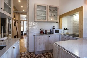 Fridge, microwave, oven, stovetop - INTENDENT GALLERY, This new, nice, modern and confortable apartment (Lisboa)