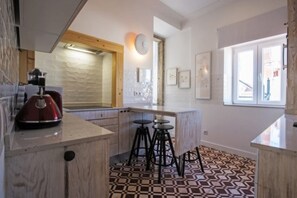 Fridge, microwave, oven, stovetop - INTENDENT GALLERY, This new, nice, modern and confortable apartment (Lisboa)