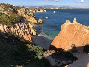 Plage à proximité, chaises longues