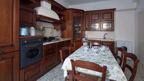 Coffee/tea maker, fridge, oven, dishwasher - Holiday Home Grecale, with sea view (Levanto)
