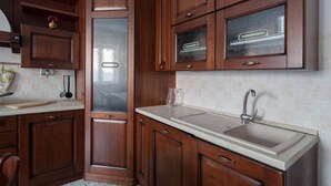 Coffee/tea maker, fridge, oven, dishwasher - Holiday Home Grecale, with sea view (Levanto)