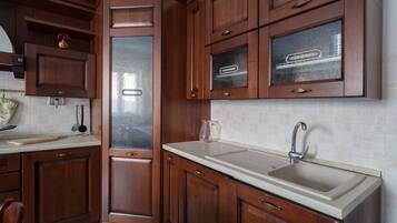 Réfrigérateur, four, lave-vaisselle, cafetiÚre/bouilloire