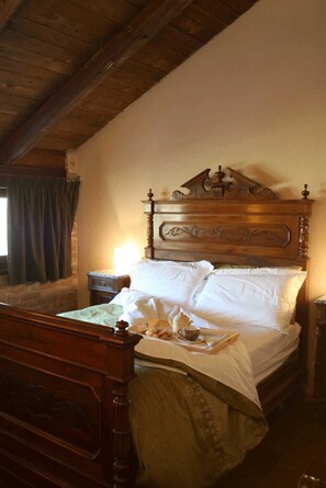 6 bedrooms, desk, free WiFi, bed sheets