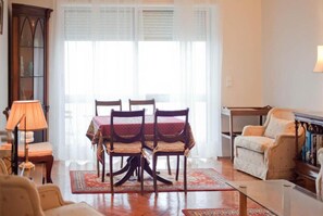 TV, books, stereo - sea ​​view apartment renewed (Porto)