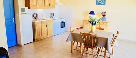 冰箱、微波炉、烤箱、炉灶