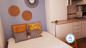 1 bedroom, WiFi, bed sheets - STUDIO SAO LOURENCO, right down town (Lisboa)