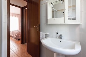 Haartrockner, Bidet, Handtücher, Seife