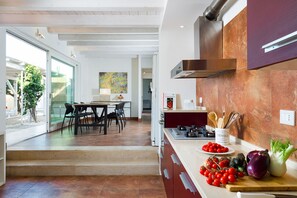 Kühlschrank, Ofen, Herdplatte, Wasserkocher mit Kaffee-/Teezubehör