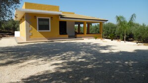 A yellow building with a covered porch and a window. - Villa Artemide with WI-FI 15 Km from Syracuse (siracusa)