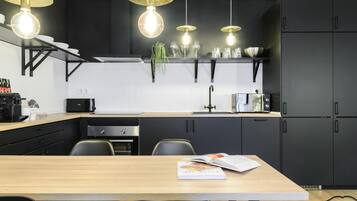 Een koelkast, een microgolfoven, een oven, een vaatwasser