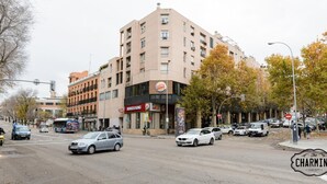 Ein mehrstöckiges Gebäude mit einem Burger King im Erdgeschoss.
