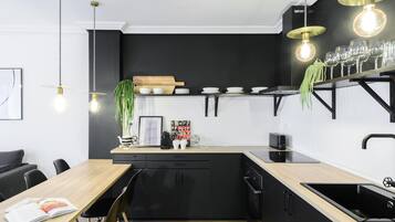 Een koelkast, een microgolfoven, een oven, een vaatwasser