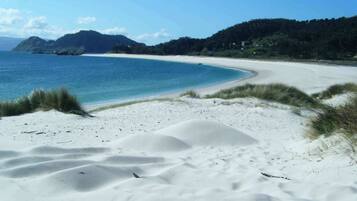 Ligstoelen aan het strand, strandlakens