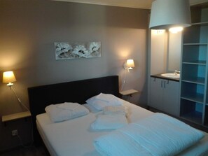 5 bedrooms, iron/ironing board, travel crib, free WiFi