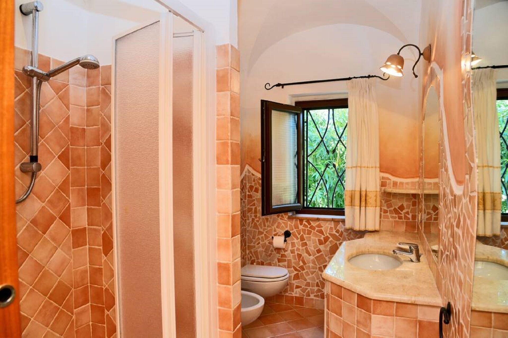 Douche, bidet, serviettes fournies