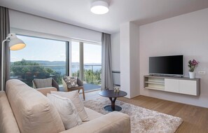 Smart-TV, Tischfußball, Tischtennisplatte