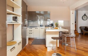 Fridge, stovetop, dishwasher, coffee/tea maker