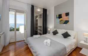 5 makuuhuonetta, tallelokero huoneessa, vauvan matkasänky