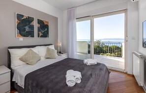 5 makuuhuonetta, tallelokero huoneessa, vauvan matkasänky