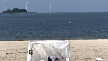 Plage à proximité, chaises longues