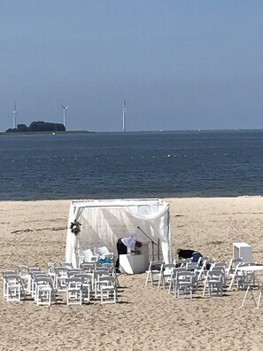 Nær stranden og solsenger