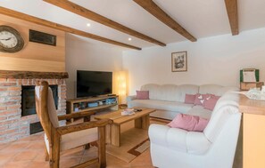 Smart-TV, Kamin, Stereoanlage