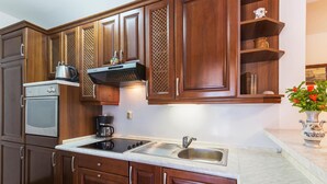 Kaffetrakter/tekoker, kjøleskap, mikrobølgeovn og kokeplater