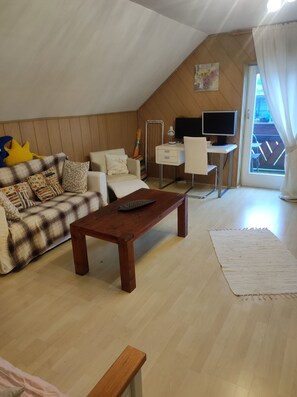 TV, DVD player - Apartment Rooming Green with lake view from the balcony (Weyregg am Attersee)