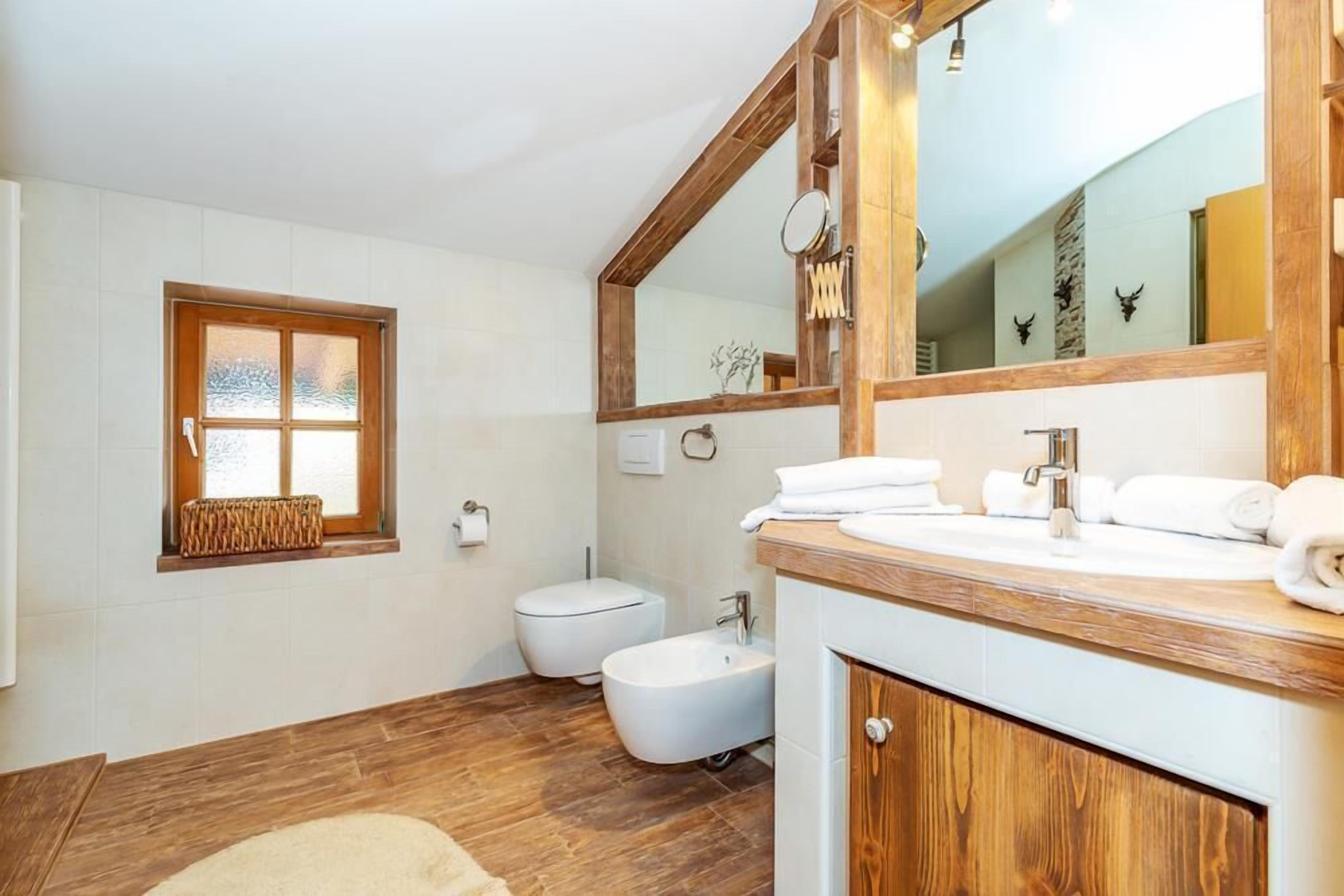 Bathtub, hair dryer, bidet, towels