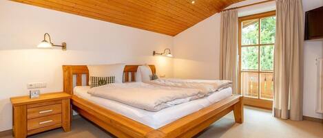 1 bedroom, iron/ironing board, Internet, bed sheets