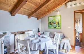 Dining - 1 bedroom gorgeous apartment in Novigrad (Novigrad)