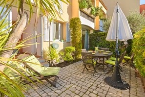 Outdoor dining - 4 bedroom apartment in a high class complex with a swimming pool (Cassis)