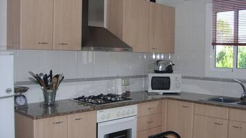 Een koelkast, een magnetron, een oven, een kookplaat