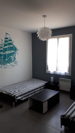 3 habitaciones, tabla de planchar con plancha y cuna de viaje