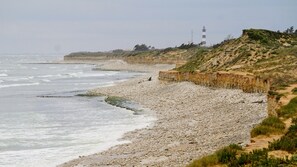 Una playa cerca, sillas reclinables de playa