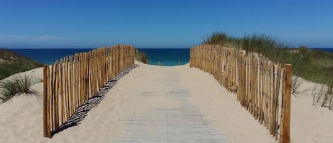 Nära stranden och solstolar