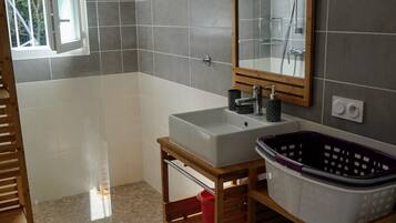 Shower, hair dryer, towels