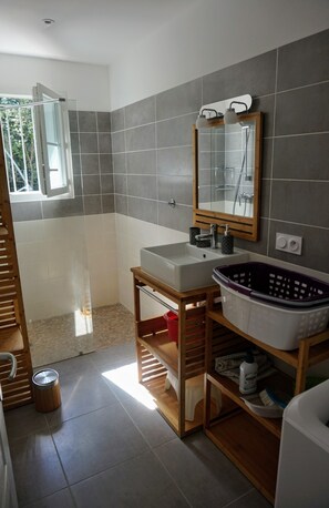 Dusche, Haartrockner, Handtücher