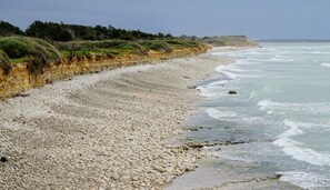 Una playa cerca, sillas reclinables de playa