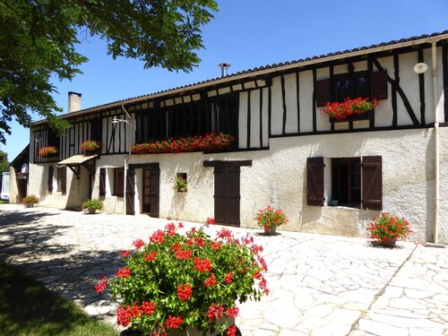 Loft cottage: covered terrace, swimming pool, outdoor area, park, garage 