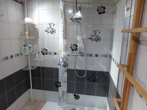 Douche, sèche-cheveux, serviettes fournies, savon