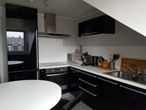 Réfrigérateur, micro-ondes, four, plaque de cuisson