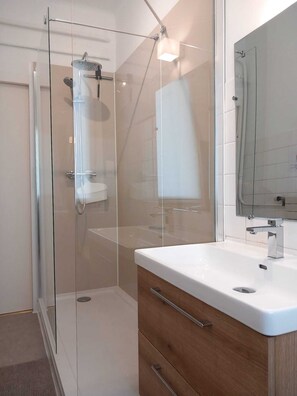 Baignoire, sèche-cheveux, papier toilette