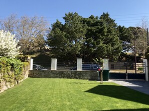 Le jardin clos, traité sans pesticides. Places de parking devant la maison 