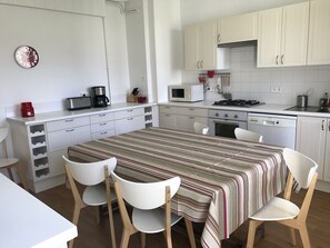 Fridge, microwave, oven, stovetop - T3 4/5 Pax ON THE GROUND FLOOR, BY THE SEA, EVERY WALK OR BIKE, PARKING, WIFI (Le Croisic)