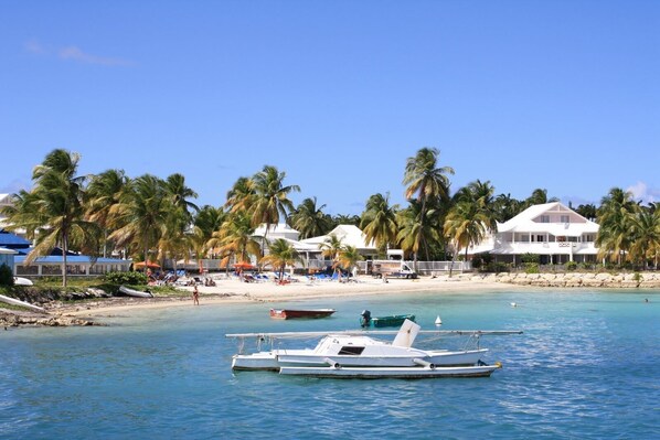 Beach nearby - Cozy apartment for 4 people * star residence * 50m beach and lagoon * marina access (saint-françois)